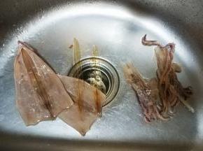 洗擦干净，去红衣、薄骨