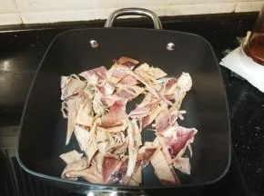 锅里不要放油！不要放油！！小火！倒入土鱿翻炒，炒干水份