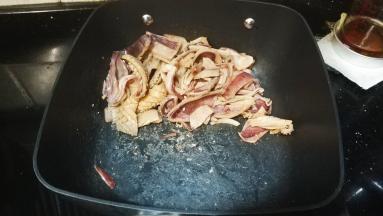 炒到锅底有锅巴盛起备用