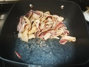 炒到锅底有锅巴盛起备用