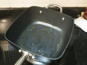 锅洗干净，放入油烧热