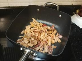 放入盐、糖调味，继续翻炒至土鱿卷起有香气