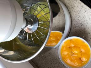 10个大号的鸡蛋，这个配方可以做4个6寸或2个8寸，蛋清蛋黄分开放，蛋清放入厨师机中