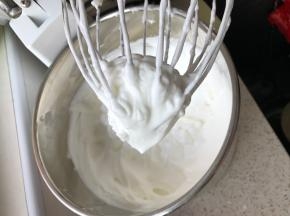 蛋白打至湿性发泡，提起打蛋头有个大弯钩，10个鸡蛋，808静音王厨师机大约打发2~2.5分钟左右10档