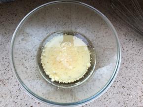 玉米油，香草精，牛奶放在盆中，搅匀