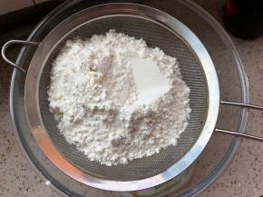 筛入低筋面粉，搅匀