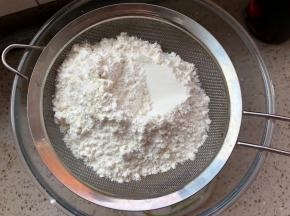 筛入低筋面粉，搅匀