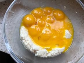 加入蛋黄，搅匀，这个是后蛋法如果习惯先混合蛋黄牛奶油再加面粉的也可以，请按照平时习惯来就行