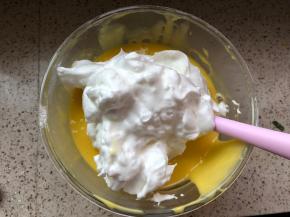 挖一大勺蛋白到蛋黄糊中，翻版均匀