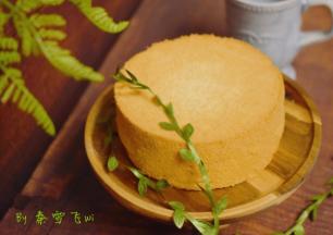 震出热气，倒扣在晾网上，晾网放的高一些，让蛋糕面距离桌面远一些，这样晾的比较透，不容易掉皮