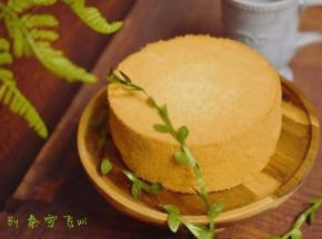 震出热气，倒扣在晾网上，晾网放的高一些，让蛋糕面距离桌面远一些，这样晾的比较透，不容易掉皮