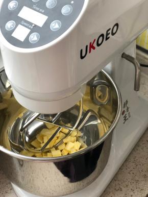 黄油和奶油奶酪提前软化，把黄油放入厨师机中，放搅拌桨