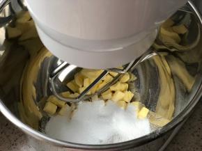 加入糖粉260克和盐