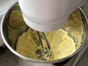 一档开始搅打，不要开始开高档，容易飞粉，搅至看不见糖粉为止，