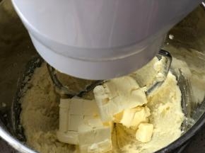 加入软化的奶油奶酪，继续搅打半分钟