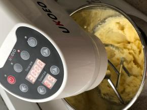 期间刮一下盆壁和盆底，容易有没溶解的糖，刮完后再搅打半分钟左右