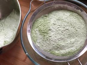 过筛一两次，这样更均匀