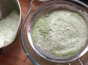 过筛一两次，这样更均匀