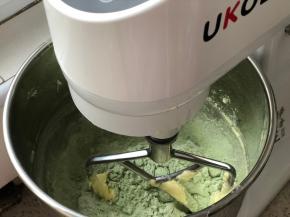 粉类加入厨师机中