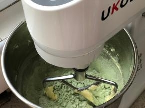 粉类加入厨师机中