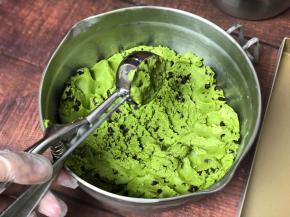 准备一个冰激凌挖勺，