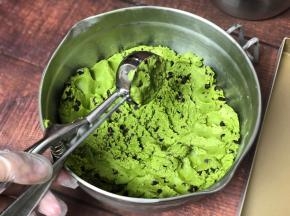 准备一个冰激凌挖勺，
