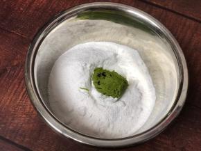 配方中的裹曲奇的一百克糖粉，冰激凌勺挖出来的球，轻轻裹一圈糖粉