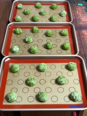 分装烤盘，留出距离，曲奇会膨胀