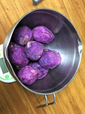 紫薯800克，这里是指削皮后的重量