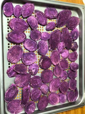 切0.5厘米的厚片，铺在烤盘上