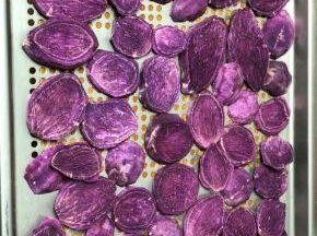 切0.5厘米的厚片，铺在烤盘上