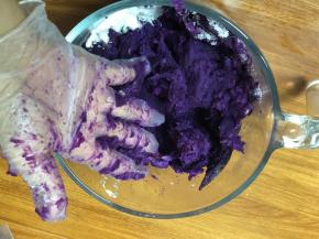 用手把紫薯和糖粉混合，顺便揉成紫薯泥