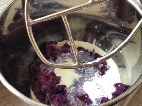 我省略了一步紫薯泥过筛，这一步比较麻烦费时间，但是不过筛会保留紫薯的一些纤维口感，我今天做的是成人版，所以不介意这种纤维。如果是小朋友吃，可以过筛一下，口感更好，加入淡奶油，低速搅匀