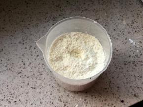 提前把奶粉和低筋面粉混合搅匀