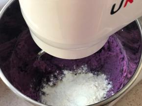 倒入紫薯泥中