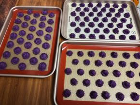 用喜欢的裱花嘴挤出花纹