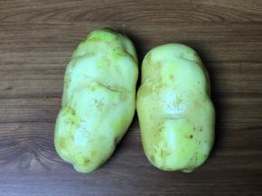 准备大一点的均匀一点的土豆，这样无论你是横切片还是竖切片，都比较好切