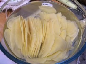 用冷水浸泡，洗掉多余的淀粉