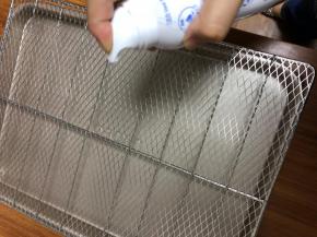 准备烤网，喷一些油，如果没有这种油罐，可以用刷子刷一点点即可，放粘