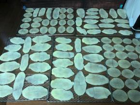 也可以擦成长片，表面撒些盐