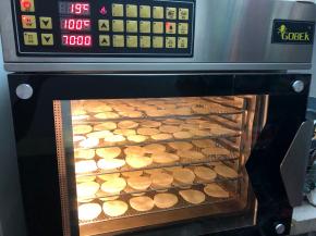 这么薄的土豆片，100度40分钟差不多，如果切的厚，自行延长时间，嘎嘣脆即可