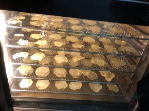 慢慢开始缩小，可以随时开风炉的门查看烘烤情况