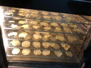 慢慢开始缩小，可以随时开风炉的门查看烘烤情况