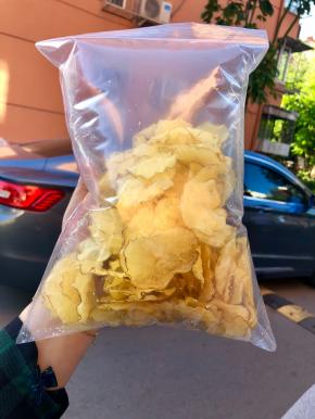 凉透后，准备食品袋，把袋子吹鼓，撒一些喜欢调料，比如椒盐孜然粉辣椒面或者烧烤料，然后稍微摇晃一下，就可以吃了