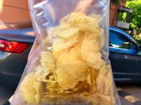 凉透后，准备食品袋，把袋子吹鼓，撒一些喜欢调料，比如椒盐孜然粉辣椒面或者烧烤料，然后稍微摇晃一下，就可以吃了