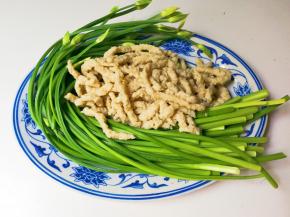 准备好韭苔，小面筋