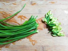 韭苔洗净切去头部韭花