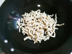 热锅热油放入小面筋翻炒出水汽至干盛出来