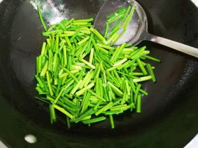锅中放入适量油，放入韭苔翻炒变色
