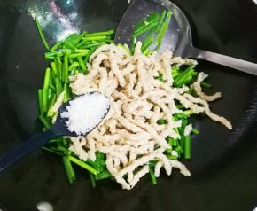 放入一小勺盐，一小勺糖